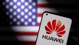 FOTO DE ARQUIVO: Smartphone com logotipo da Huawei é visto na frente de uma bandeira dos EUA nesta ilustração tirada em 2021.