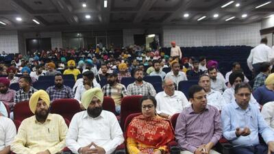 Dignitaries during the Bijli Mahotsav held by PSPCL at at Guru Nanak Dev Bhawan in Ludhiana. (HT PHOTO) Dignitaries during the Bijli Mahotsav held by PSPCL at at Guru Nanak Dev Bhawan in Ludhiana. (HT PHOTO)