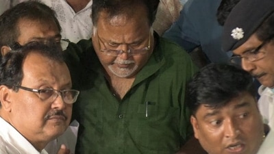 Acting on the ED’s petition, the single-judge bench of Justice Bibek Chaudhuri ordered on Sunday night that Partha Chatterjee must be taken to AIIMS, Bhubaneswar on Monday morning in an air ambulance for a medical check-up and flown back for court production the same day. (SAMIR JANA/HT PHOTO.) Acting on the ED’s petition, the single-judge bench of Justice Bibek Chaudhuri ordered on Sunday night that Partha Chatterjee must be taken to AIIMS, Bhubaneswar on Monday morning in an air ambulance for a medical check-up and flown back for court production the same day. (SAMIR JANA/HT PHOTO.)
