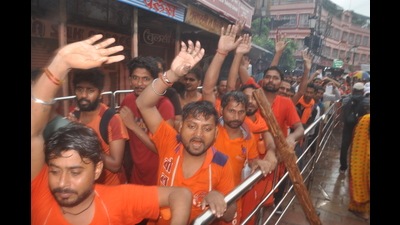 Lakhs of devotees offer prayers at KV temple in Kashi on second Monday of Shrawan month (Rajesh Kumar/HTphoto)