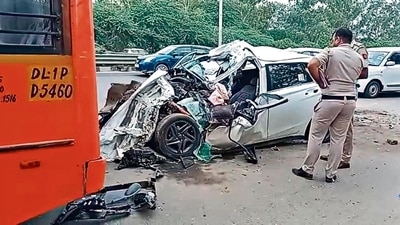 Police said that passersby managed to pull the victims out of the car and a CATS ambulance rushed them to Babu Jagjivan Ram Memorial Hospital. Police said that passersby managed to pull the victims out of the car and a CATS ambulance rushed them to Babu Jagjivan Ram Memorial Hospital.