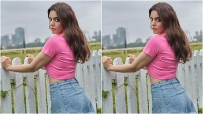 Aamna, styled by hairstylist Queensly Chettiar, wore her tresses open in soft wavy curls with a middle part as she posed for the outdoor photoshoot. (Instagram/@aamnasharifofficial)