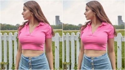 Assisted by makeup artist Mukesh Patil, Aamna decked up in nude eyeshadow, mascara-laden eyelashes, drawn eyebrows, contoured cheeks and a shade of nude lipstick. (Instagram/@aamnasharifofficial)