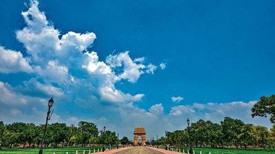 India Gate on a clear sunny Monday. (Amal KS/HT)