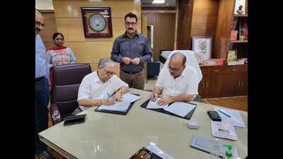 Officials of AKTU and MNNIT signing MoU in Prayagraj on Monday. (HT PHOTO)