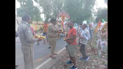 Policemen in Braj region extending support and hospitality to Kanwarias. (HT PHOTO) Policemen in Braj region extending support and hospitality to Kanwarias. (HT PHOTO)