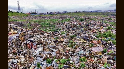 Garbage piled up at Phursungi garbage depot. (Rahul Raut/HT PHOTO) Garbage piled up at Phursungi garbage depot. (Rahul Raut/HT PHOTO)