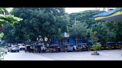 Autorickshaw drivers wait in a queue to fill CNG at a petrol pump at Lulla Nagar. (Rahul Raut/HT PHOTO) Autorickshaw drivers wait in a queue to fill CNG at a petrol pump at Lulla Nagar. (Rahul Raut/HT PHOTO)