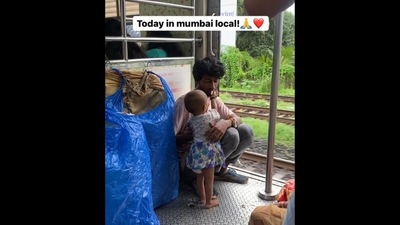 The image shows little girl feeding her father inside a local train in Mumbai. (Instagram/@sankisakshi) The image shows little girl feeding her father inside a local train in Mumbai. (Instagram/@sankisakshi)