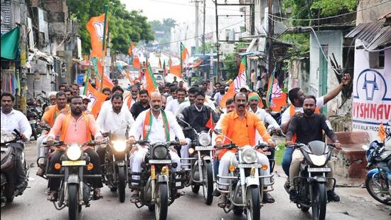 With less than a year left for the 2023 assembly elections in Telangana, the Bharatiya Janata Party (BJP) is reportedly poaching influential leaders from the Congress and the Telangana Rashtra Samithi (TRS), especially in the districts where it is relatively weak. (HT)