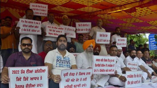 Colonisers protesting against Punjab government outside the sub-registrar (East) Office, Transport Nagar, in Ludhiana. (Harvinder Singh/HT)