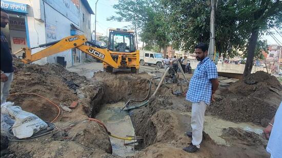 Repair work in progress on road near Chandar Nagar Puli in Ludhiana.At least four road cave in incidents have been reported on the road in the last one month. (HT PHOTO) Repair work in progress on road near Chandar Nagar Puli in Ludhiana.At least four road cave in incidents have been reported on the road in the last one month. (HT PHOTO)