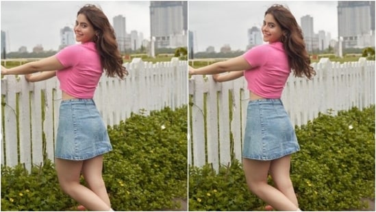 Aamna teamed her top with a contrasting denim short skirt as she posed for the pictures.(Instagram/@aamnasharifofficial)