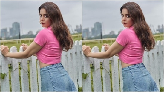 Aamna, styled by hairstylist Queensly Chettiar, wore her tresses open in soft wavy curls with a middle part as she posed for the outdoor photoshoot.(Instagram/@aamnasharifofficial)