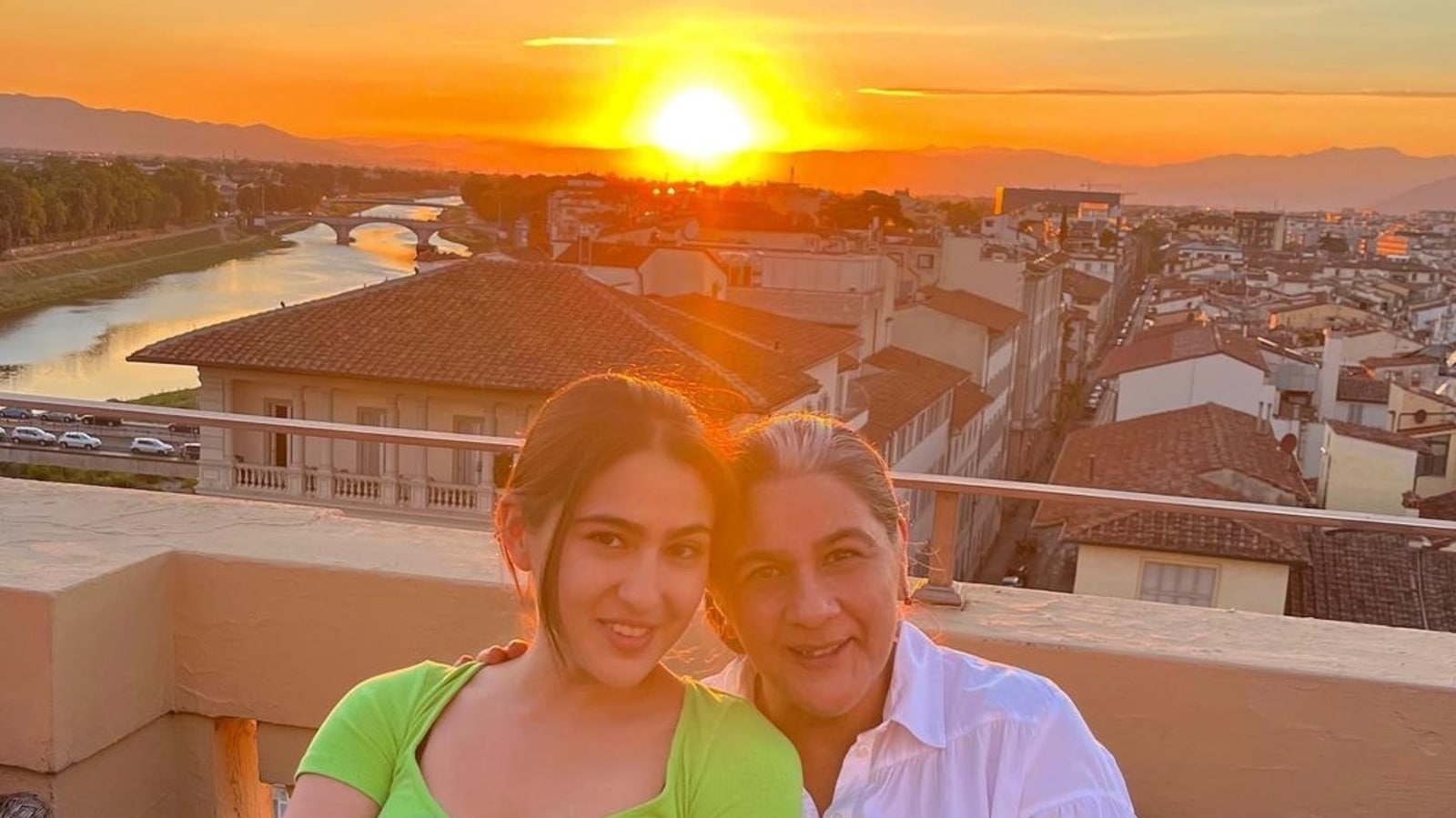 Sarah Ali Khan, la madre di Amrita Singh posa per una foto al tramonto a Firenze.  guarda le IMMAGINI