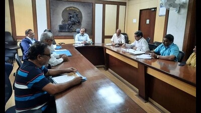 MCCIA members recently met PMC commissioner Vikram Kumar and raised the civic issues related to Industrial areas falling in PMC limit. (HT PHOTO)