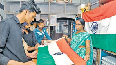 Sangli, India - July 26, 2022: People buy Indian national flag for the "Har Ghar Tiranga", campaign under the aegis of Azadi Ka Amrit Mahotsav to encourage people to bring the Tiranga home and to hoist it to mark the 75th year of India’s independence next month, in Sangli, India, on Tuesday, July 26, 2022. (Photo by Uday Deolekar/HT Photo) (HT PHOTO) Sangli, India - July 26, 2022: People buy Indian national flag for the "Har Ghar Tiranga", campaign under the aegis of Azadi Ka Amrit Mahotsav to encourage people to bring the Tiranga home and to hoist it to mark the 75th year of India’s independence next month, in Sangli, India, on Tuesday, July 26, 2022. (Photo by Uday Deolekar/HT Photo) (HT PHOTO)