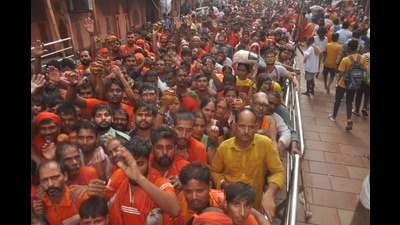 Kanwariyas in Varanasi to worship Baba Kashi Vishwanath on Monday. (HT Photo) Kanwariyas in Varanasi to worship Baba Kashi Vishwanath on Monday. (HT Photo)