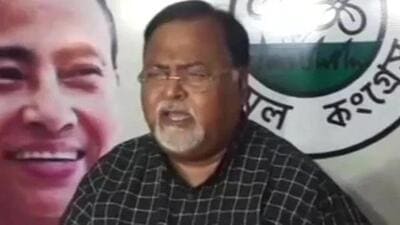 Mamata Baerjee often referred to Partha Chatterjee as Partha Da, or elder brother, though in close circles she never hesitated to make fun of his obesity, calling him ‘Motu’ (the fatty one). (File/ANI) Mamata Baerjee often referred to Partha Chatterjee as Partha Da, or elder brother, though in close circles she never hesitated to make fun of his obesity, calling him ‘Motu’ (the fatty one). (File/ANI)