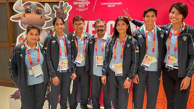 Lovlina Borgohain, Nikhat Zareen, Jasmine Lamboria and Nitu Ghanghas along with their coaches pose with 'Perry the Bull', the mascot of the Commonwealth Games 2022, in Birmingham, England. (PTI)