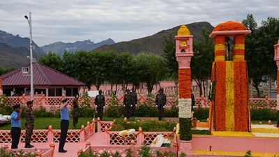 The day commemorates the sacrifice of Indian soldiers in the weeks-long war. (Waseem Andrabi/Hindustan Times) The day commemorates the sacrifice of Indian soldiers in the weeks-long war. (Waseem Andrabi/Hindustan Times)