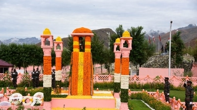Kargil war memorial decorated with flowers to commemorate the martyred Indian soldiers in the Kargil war. (Waseem Andrabi/Hindustan Times) Kargil war memorial decorated with flowers to commemorate the martyred Indian soldiers in the Kargil war. (Waseem Andrabi/Hindustan Times)