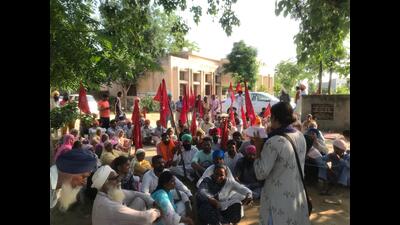 Dalits hold panchayat officials hostage for ‘dummy land auction’