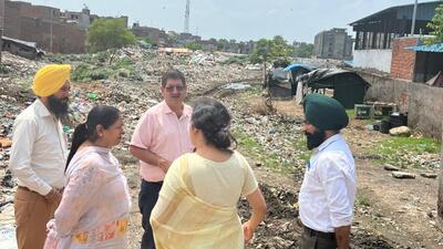MLA Rajinderpal Kaur Chhina inspected at the area where garbage is dumped along Giaspura flats in Ludhiana. (HT PHOTO)