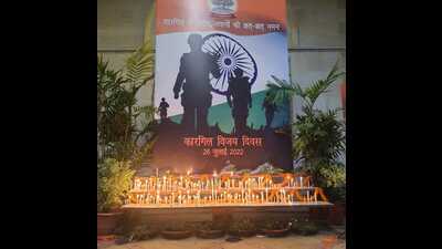 Candles lit to pay tribute to brave soldiers who laid down their lives during Kargil war, at AU on Tuesday. (HT Photo)
