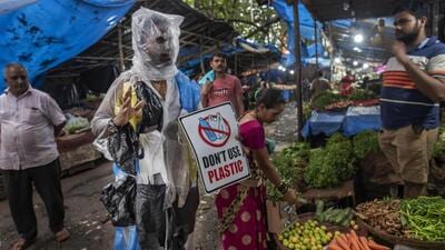 Social worker Ashok Kurmi, a pharma manager, raises awareness on plastic ban by the government at the vegetable market at King's Circle (Satish Bate/HT PHOTO) Social worker Ashok Kurmi, a pharma manager, raises awareness on plastic ban by the government at the vegetable market at King's Circle (Satish Bate/HT PHOTO)