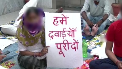 HIV patients protest outside the National AIDS Control Organization's office in Delhi, claiming a shortage of antiretroviral drugs. (ANI) HIV patients protest outside the National AIDS Control Organization's office in Delhi, claiming a shortage of antiretroviral drugs. (ANI)