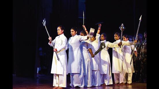 नाटक कारगिल युद्ध के नायकों की लड़ाई लड़ने की भावना का जश्न मनाता है। नाटक कारगिल युद्ध के नायकों की लड़ाई लड़ने की भावना का जश्न मनाता है।