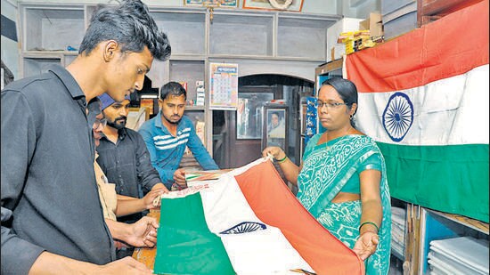 Sangli, India - July 26, 2022: People buy Indian national flag for the "Har Ghar Tiranga", campaign under the aegis of Azadi Ka Amrit Mahotsav to encourage people to bring the Tiranga home and to hoist it to mark the 75th year of India’s independence next month, in Sangli, India, on Tuesday, July 26, 2022. (Photo by Uday Deolekar/HT Photo) (HT PHOTO)