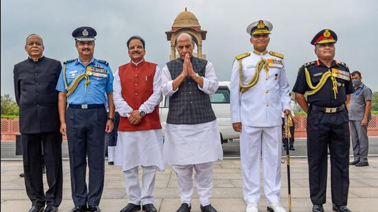 (From left) Defence secretary Ajay Kumar, Air Chief Marshal VR Chaudhari, MoS (defence) Ajay Bhatt, Union defence minister Rajnath Singh, Indian Navy chief Admiral R Hari Kumar and Army Chief General Manoj Pande at the National War Memorial in New Delhi on Tuesday. (PTI Photo)
