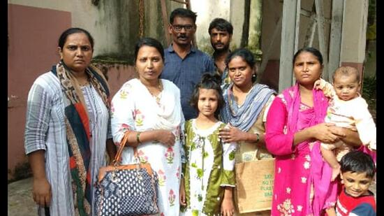 Nine-year-old Safiya (centre) after being reunited with her parents. The girl had gone missing at Thane market and was reunited within two days. (HT PHOTO)