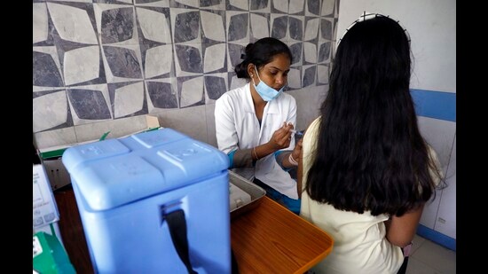 The state health officials have noted less public response to the Har Ghar Dastak vaccination campaign post the launch of free booster jabs by the Centre. (Rahul Raut/HT PHOTO)