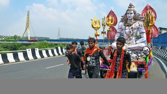 కరోనా కారణంగా గత రెండేళ్లుగా భక్తులు కాన్వర్ యాత్ర జరుపుకోలేదు. ఇప్పుడు అనుమతించటంతో భక్తులు ఉత్సాహంగా కాన్వర్ యాత్రలో పాల్గొంటున్నారు.