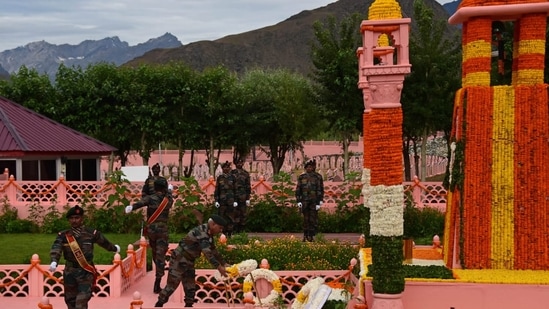 Indian Army soldiers paying tribute at the Kargil war memorial on the occasion of Kargil Vijay Diwas.(Waseem Andrabi/Hindustan Times)