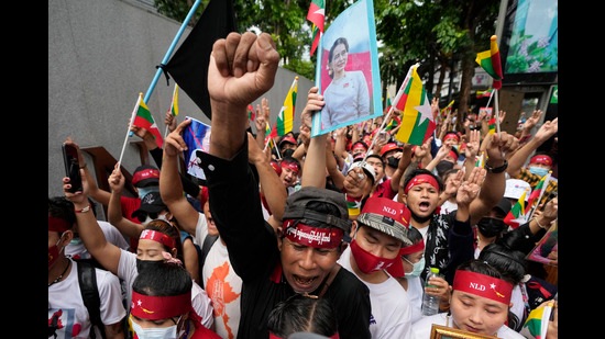 Myanmar nationals living in Thailand with a picture of deposed Myanmar leader Aung San Suu Kyi, July 26, 2022 (AP) Myanmar nationals living in Thailand with a picture of deposed Myanmar leader Aung San Suu Kyi, July 26, 2022 (AP)