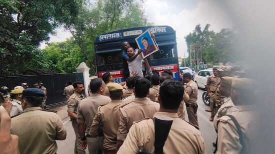 Cops detaining NSUI members protesting at AU in Prayagraj on Tuesday against ED grilling of Sonia Gandhi. (HT Photo)