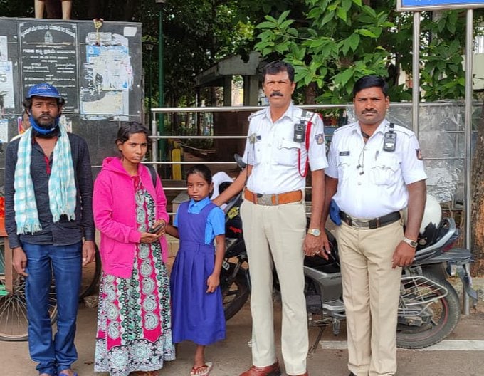 Lost girl reunited with her family in Bengaluru by assistant sub-inspector Manju and Head constable Sunil Kammar. (Image source: Kuldeep Kumar R. Jain/Twitter) Lost girl reunited with her family in Bengaluru by assistant sub-inspector Manju and Head constable Sunil Kammar. (Image source: Kuldeep Kumar R. Jain/Twitter)