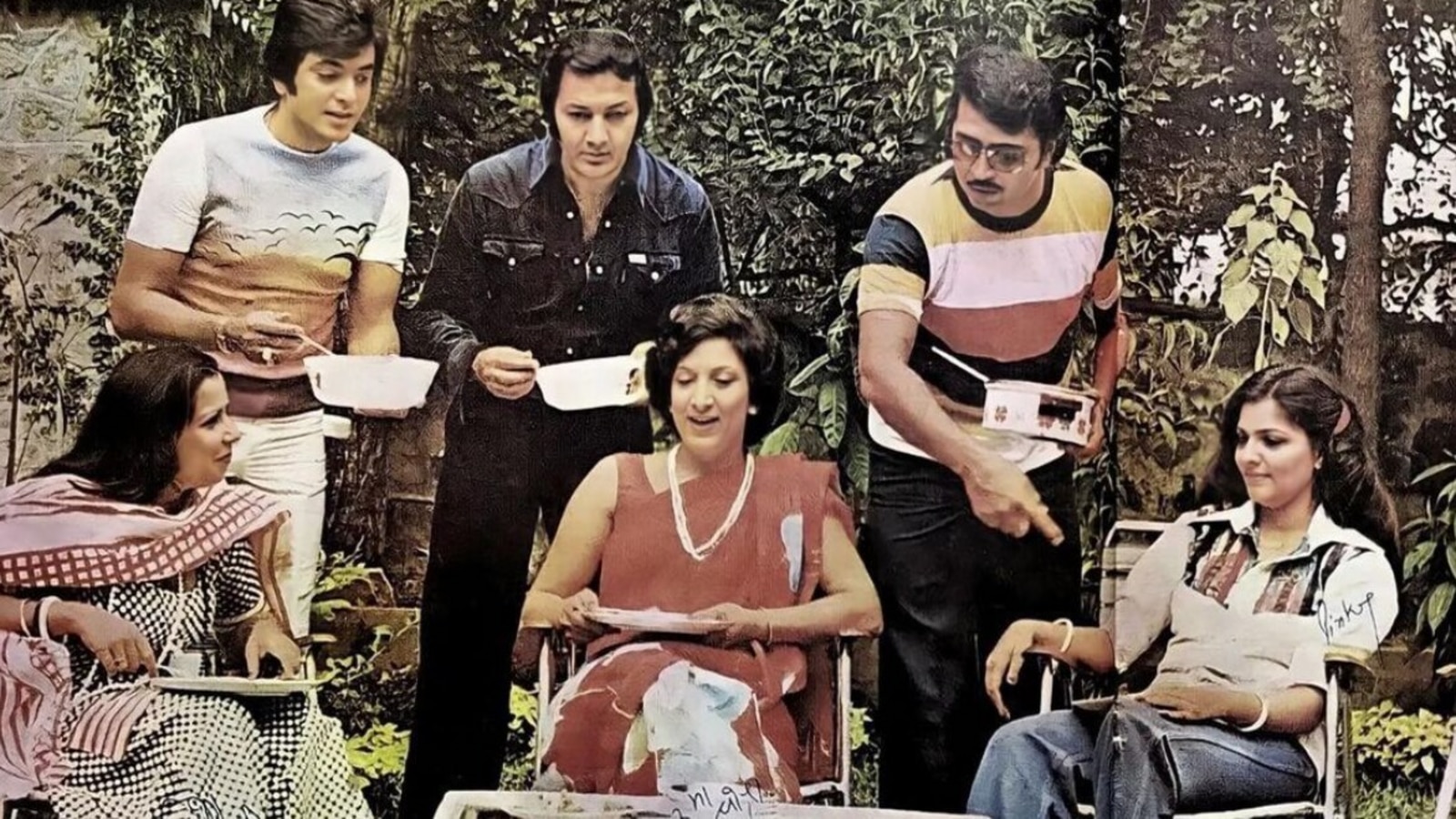 When Rakesh Roshan, Jeetendra, Prem Chopra cooked for their wives. See vintage pic