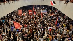 Apoiadores do clérigo xiita iraquiano Moqtada al-Sadr protestam contra a corrupção dentro do prédio do parlamento em Bagdá, Iraque.