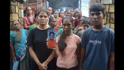 The relatives of the deceased 48-year-old man in Thane. They alleged negligence on the part of a hospital in Thane for the man’s death and refused to claim the body. (PRAFUL GANGURDE/HT PHOTO)