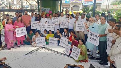 MLA Sanjay Talwar along other Congress leaders during protest against BJP at Samrala chowk in Ludhiana. (HT PHOTO)