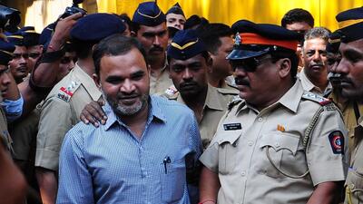 Mumbai, India - Sept. 30, 2015 : 7/11 train serial bomb blasts arrested accused EHTESHAM KUTUBUDDIN SIDDIQUI (in Blue) who got death sentence steps out of Arthur Road Jail in heavy police protection for their verdict at MCOCA court at the city civil and Sessions Court in Mumbai, India, on Wednesday, September 30, 2015. (Photo by Vijayanand Gupta/ Hindustan Times) (Hindustan Times) Mumbai, India - Sept. 30, 2015 : 7/11 train serial bomb blasts arrested accused EHTESHAM KUTUBUDDIN SIDDIQUI (in Blue) who got death sentence steps out of Arthur Road Jail in heavy police protection for their verdict at MCOCA court at the city civil and Sessions Court in Mumbai, India, on Wednesday, September 30, 2015. (Photo by Vijayanand Gupta/ Hindustan Times) (Hindustan Times)