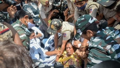 Delhi Police personnel detain Congress MP Jothimani Sennimalai. Delhi Police personnel detain Congress MP Jothimani Sennimalai.