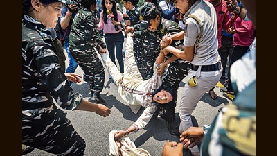 Members of Indian Youth Congress and NSUI being detained by Delhi Police during a protest against ED’s summon to Sonia Gandhi in connection with the National Herald Case, at AICC Headquarters in New Delhi on Wednesday. (Sanchit Khanna/HT) Members of Indian Youth Congress and NSUI being detained by Delhi Police during a protest against ED’s summon to Sonia Gandhi in connection with the National Herald Case, at AICC Headquarters in New Delhi on Wednesday. (Sanchit Khanna/HT)