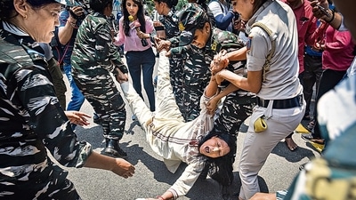Members of Indian Youth Congress and NSUI being detained by Delhi Police during a protest against ED’s summon to Sonia Gandhi in connection with the National Herald Case, at AICC Headquarters in New Delhi on Wednesday. (Sanchit Khanna/HT) (HT_PRINT)