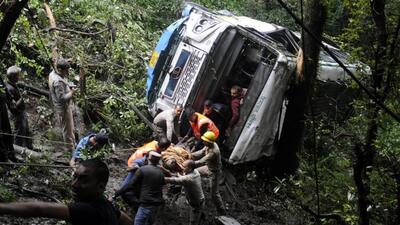 Rescue teams carrying an bus injured passenger out on a stretcher near Shimla. (Deepak Sansta/HT ) Rescue teams carrying an bus injured passenger out on a stretcher near Shimla. (Deepak Sansta/HT )